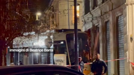 Tram deraglia a Milano e si schianta contro un palazzo: le immagini del negozio distrutto