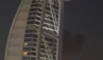 Vela di Dubai colpita da un drone iraniano: le immagini del grattacielo in fiamme