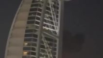 Vela di Dubai colpita da un drone iraniano: le immagini del grattacielo in fiamme