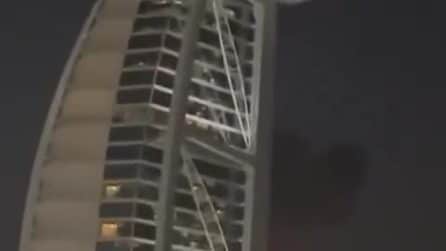 Vela di Dubai colpita da un drone iraniano: le immagini del grattacielo in fiamme
