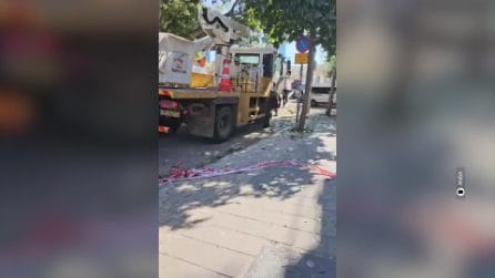 A Tel Aviv si cerca riparo mentre risuonano le sirene d'allarme