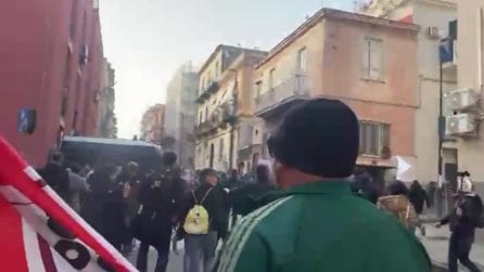 Manifestazione Bagnoli contro l'America's cup: tensioni con la polizia in strada