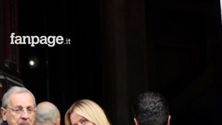 I funerali del piccolo Domenico, la premier Meloni arriva al Duomo di Nola. Abbraccio con i genitori del bimbo