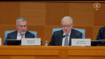 Su Paragon Mantovano non risponde ma si limita a difendere i Servizi: "Certo che abbiano rispettato la legge"