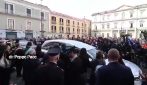 La bara del piccolo Domenico Caliendo arriva al duomo di Nola per i funerali