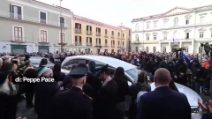 La bara del piccolo Domenico Caliendo arriva al duomo di Nola per i funerali
