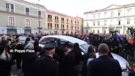 La bara del piccolo Domenico Caliendo arriva al duomo di Nola per i funerali