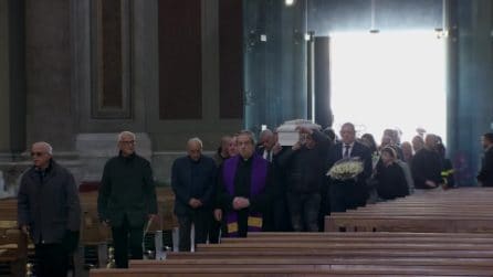 L'arrivo del feretro di Domenico in cattedrale a Nola. Lungo applauso della folla, mamma e papà distrutti dal dolore