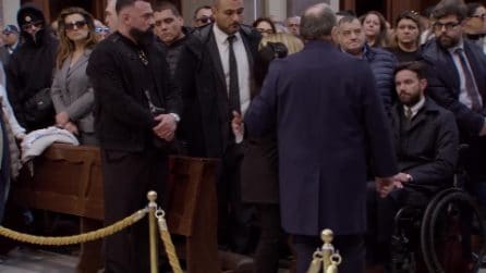 Giorgia Meloni arriva in chiesa, l'abbraccio con la famiglia del piccolo Domenico Caliendo