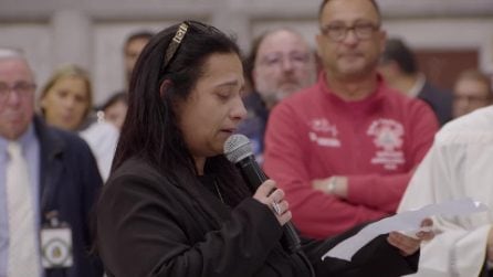 Le lacrime della mamma del piccolo Domenico in chiesa: "Ognuno di noi lo conservi nel suo cuore"