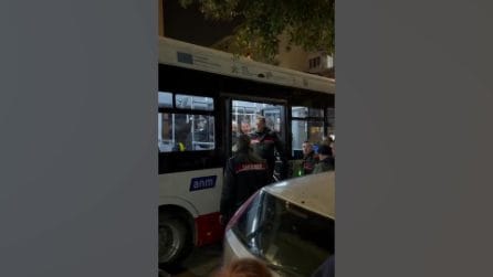 Accoltella una sconosciuta sul bus al Vomero: 39enne arrestato dai carabinieri, ha rischiato il linciaggio