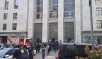 Allarme bomba al Tribunale di Milano, in corso l'evacuazione: il video