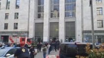 Allarme bomba al Tribunale di Milano, in corso l'evacuazione: il video