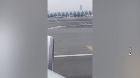 La partenza dei crocieristi italiani da Dubai, il video a bordo dell'aereo