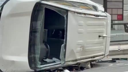 Schianto tra un taxi e una moto a Milano, morti due ventenni: avevano 20 e 23 anni