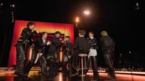 I BTS ballano su Butter con RM seduto su una sedia a causa di un infortunio