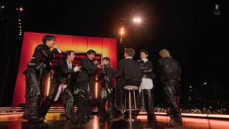 I BTS ballano su Butter con RM seduto su una sedia a causa di un infortunio