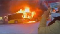 Il video di un autobus in fiamme in Svizzera, ci sono diversi morti e feriti