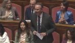 M5s mostra in Aula cappellini rossi con 'No alla guerra per fare il verso a quelli 'Maga'