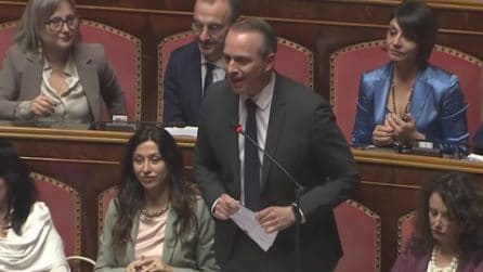 M5s mostra in Aula cappellini rossi con 'No alla guerra per fare il verso a quelli 'Maga'