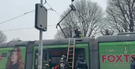 Il video del tram va a fuoco a Milano, i passeggeri: "Una frenata, poi le fiamme"