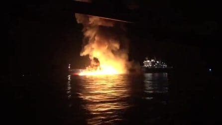 Il momento in cui la petroliera Safesea Vishnu è stata colpita dall'Iran