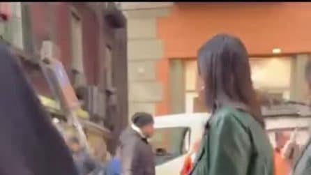 Camion dei rifiuti si schianta in via Toledo a Napoli, l'autista si è sentito male