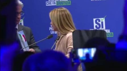 Sale sul palco e chiede a Meloni le dimissioni di Mattarella: chi è l'uomo che ha interrotto l'evento di FdI