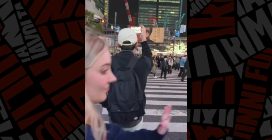 Tokyo, dà una spallata a una bambina e la butta a terra nel mezzo dell'incrocio di Shibuya