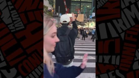 Tokyo, dà una spallata a una bambina e la butta a terra nel mezzo dell'incrocio di Shibuya