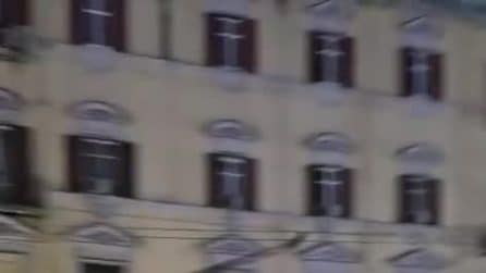 Napoli, parcheggia in sosta vietata nella centralissima piazza Dante: coda di bus bloccati