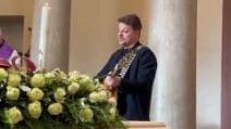 Muore a 36 anni per una malattia fulminante, il marito suona al funerale la loro canzone: il video