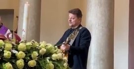 Muore a 36 anni per una malattia fulminante, il marito suona al funerale la loro canzone: il video