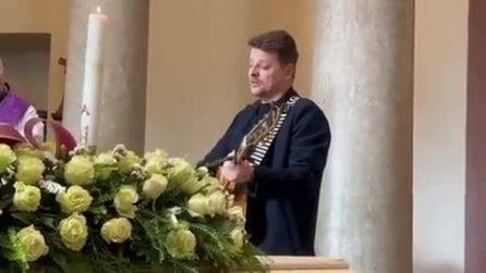 Muore a 36 anni per una malattia fulminante, il marito suona al funerale la loro canzone: il video