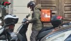 Rider sfruttati e controllati ogni minuto, quattro indagati per caporalato a Messina