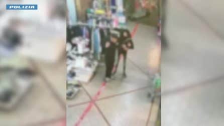 Rapina al supermercato a Napoli, fucile puntato alla testa del vigilante, poi scontro con la polizia