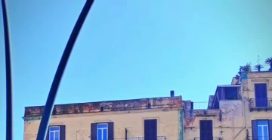 Addio all'edicola liberty di piazza Vittoria a Napoli, la pagoda non c'è più: è stata smantellata