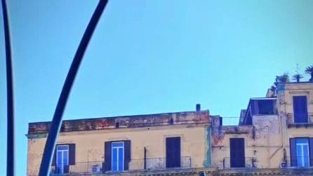 Addio all'edicola liberty di piazza Vittoria a Napoli, la pagoda non c'è più: è stata smantellata