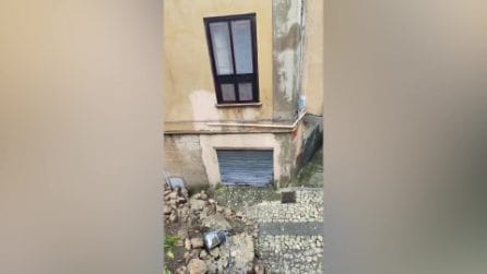 Frana investe il borgo di Stilo, Reggio Calabria: vigili del fuoco in azione sotto la Cattolica