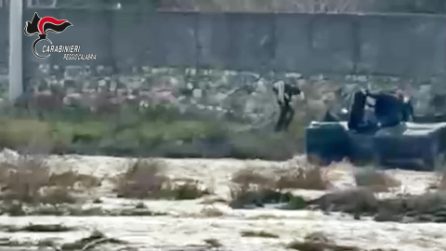 Auto si ribalta in un torrente: i carabinieri di Reggio Calabria salvano due persone intrappolate a bordo