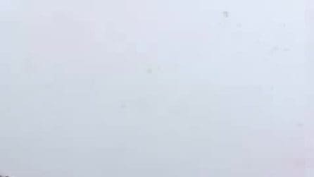 Neve sul Vesuvio, turisti sorpresi e divertiti: ultimo colpo di coda dell'inverno