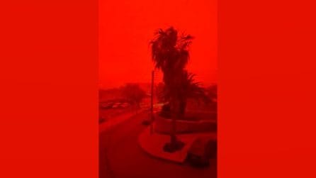 Tempesta di sabbia in Grecia: il cielo diventa rosso sangue