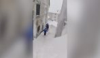 Capracotta sommersa dalla neve, si scava per uscire di casa