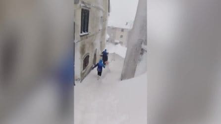 Capracotta sommersa dalla neve, si scava per uscire di casa