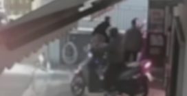 Auto senza controllo si schianta sui clienti del tabaccaio a Monte di Procida, ferito motociclista