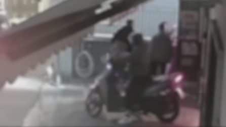 Auto senza controllo si schianta sui clienti del tabaccaio a Monte di Procida, ferito motociclista