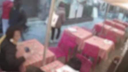 Rider in fuga investe una donna ai Quartieri Spagnoli, preso dalla Polizia Locale