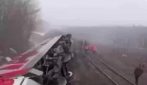 Russia, treno con oltre 400 persone a bordo deraglia: 22 feriti, indagini in corso