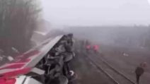 Russia, treno con oltre 400 persone a bordo deraglia: 22 feriti, indagini in corso