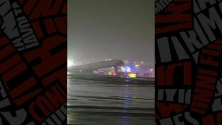 Scontro tra aereo e camion in pista all'aeroporto LaGuardia di New York: 2 morti